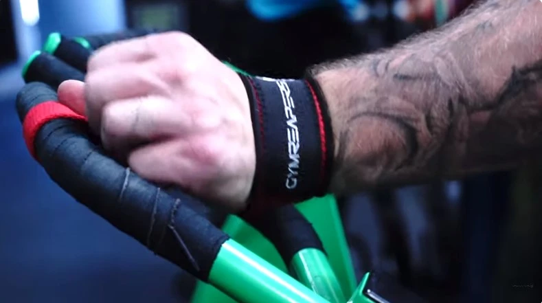 Can Wrist Straps Help Lifters Overcome Plateaus in Strength Training