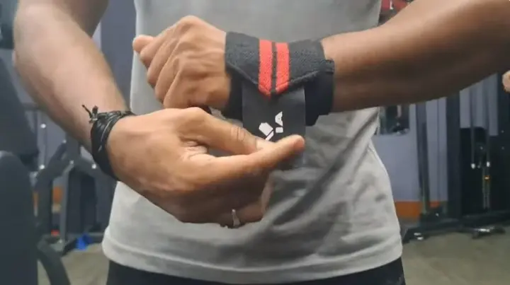 How Do Wrist Straps Improve Grip Strength in the Gym